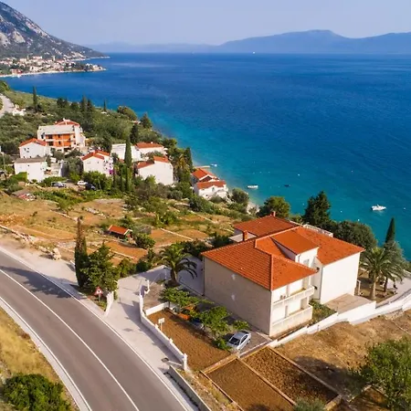 Oda ve Kahvaltı Gomila 3*