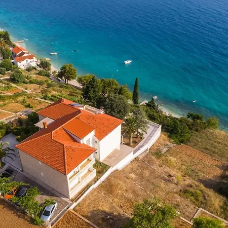 Oda ve Kahvaltı Gomila 3*