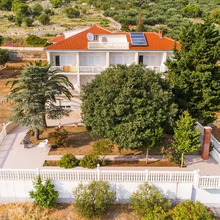 Gomila Oda ve Kahvaltı Brist