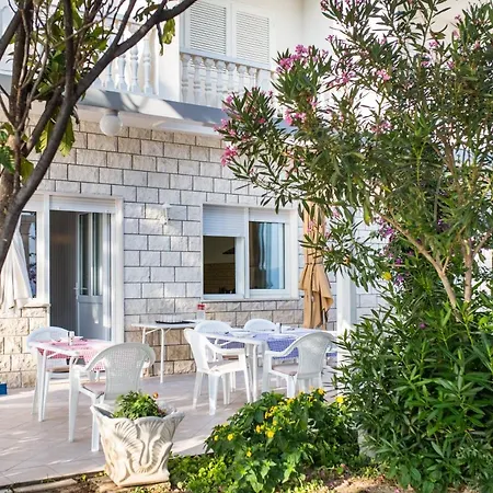 Oda ve Kahvaltı Gomila Brist