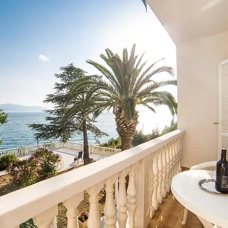 Gomila Oda ve Kahvaltı Brist