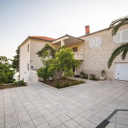 Gomila krevet i doručak